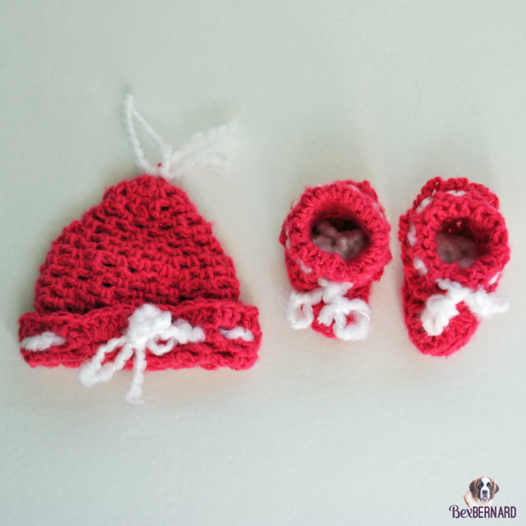 Knitted pink and white hat and shoes. Homemade baby shower gift | bexbernard.com