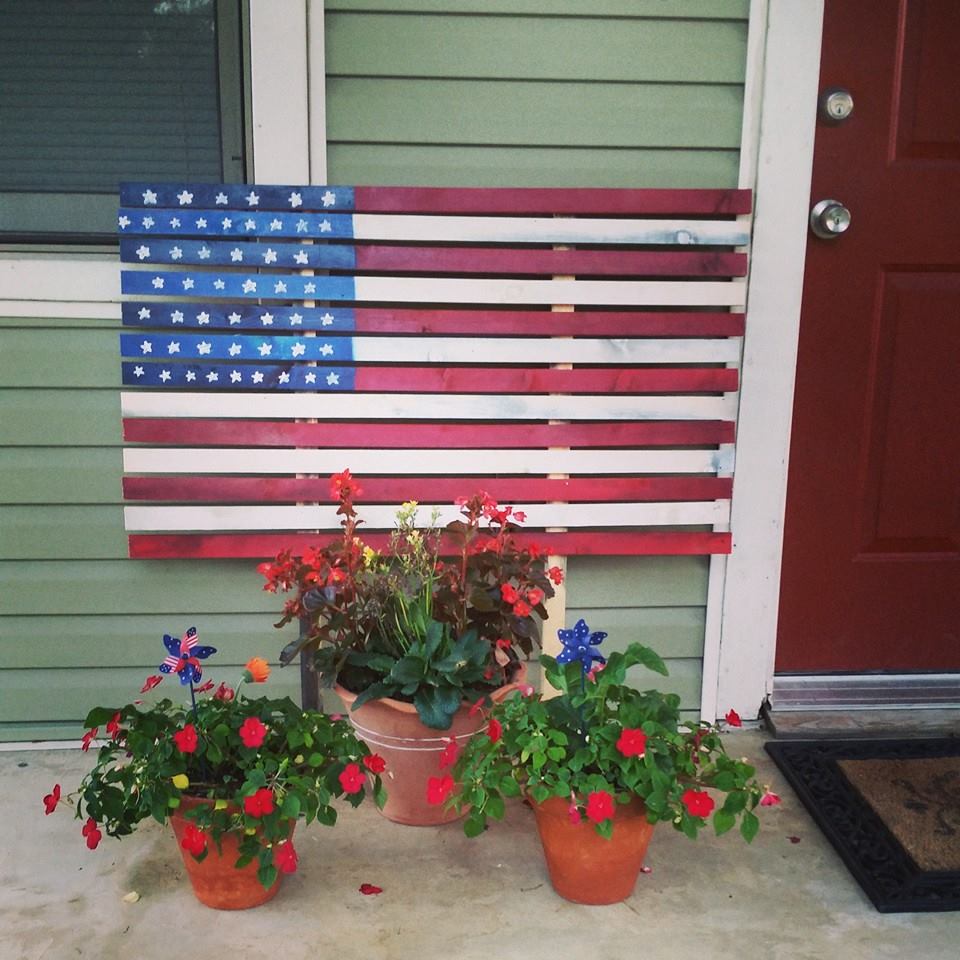 Painted Wood American Flag. Perfect and quick outdoor craft for the 4th of July - Independence Day! | bexbernard.com